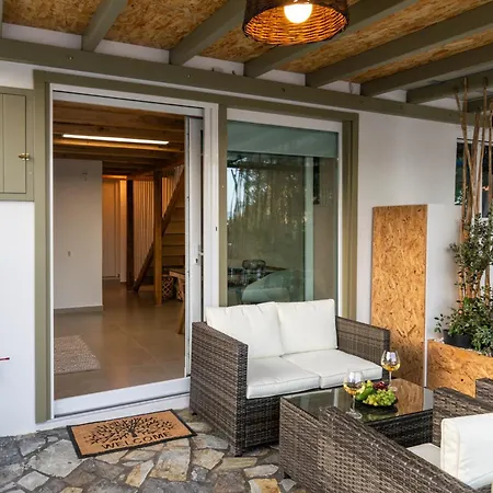 Wild Beauty-skinopi Apartment Schinopi